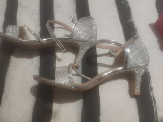 Zapatos de fiesta plateados brillantes