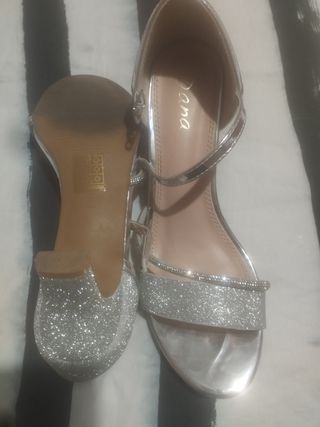 Zapatos de fiesta plateados brillantes