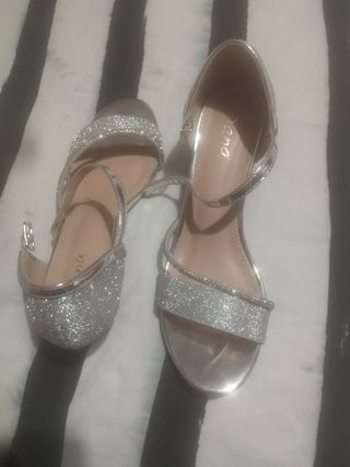 Zapatos de fiesta plateados brillantes