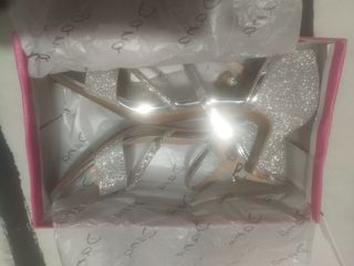 Zapatos de fiesta plateados brillantes