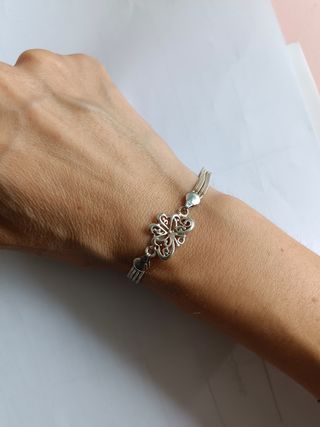 Pulsera de plata con diseño floral 