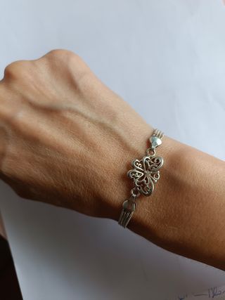 Pulsera de plata con diseño floral 