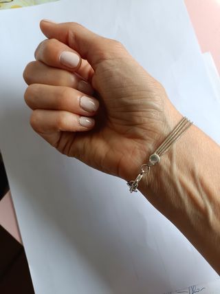 Pulsera de plata con diseño floral 