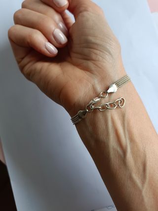 Pulsera de plata con diseño floral 