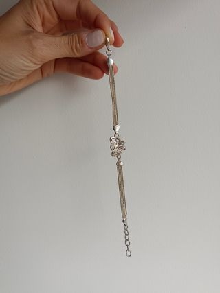 Pulsera de plata con diseño floral 