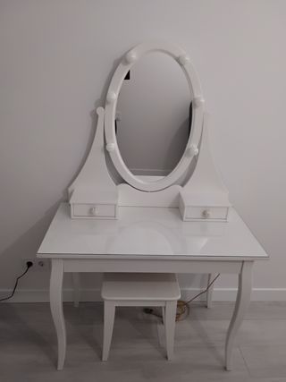 Tocador HEMNES con luces en el espejo y banco