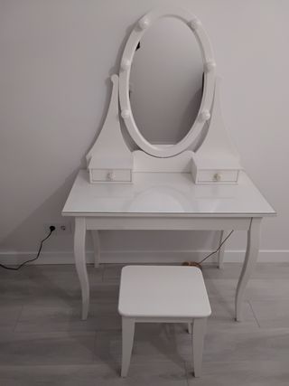 Tocador HEMNES con luces en el espejo y banco