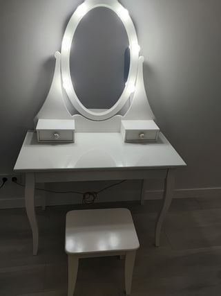 Tocador HEMNES con luces en el espejo y banco