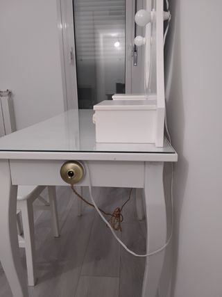 Tocador HEMNES con luces en el espejo y banco