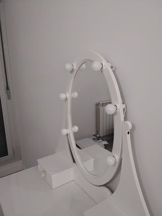 Tocador HEMNES con luces en el espejo y banco