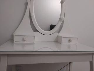 Tocador HEMNES con luces en el espejo y banco