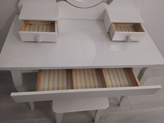 Tocador HEMNES con luces en el espejo y banco