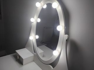Tocador HEMNES con luces en el espejo y banco