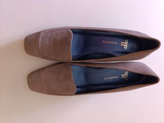 Zapatos Farrutx ante gris Sra.Con un filo dorado .