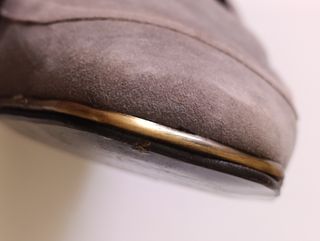 Zapatos Farrutx ante gris Sra.Con un filo dorado .