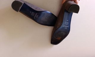 Zapatos Farrutx ante gris Sra.Con un filo dorado .