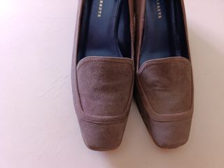 Zapatos Farrutx ante gris Sra.Con un filo dorado .