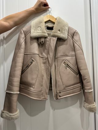 Cazadora rosa muy pálido con forro pelo.