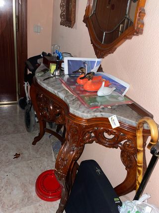 Mueble recibidor de madera y mármol