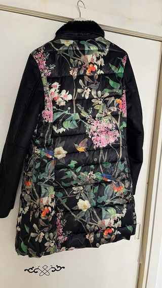 Abrigo mujer negro y estampado flores