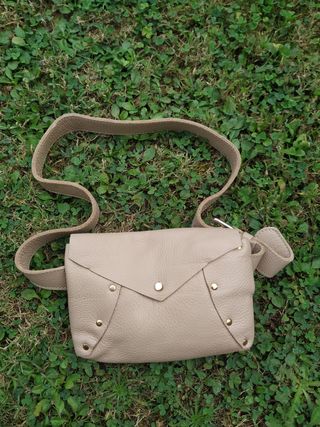 Riñonera de piel beige