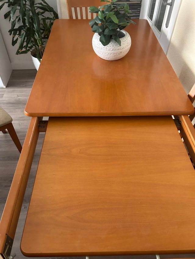 Mesa de madera extensible con 4 sillas