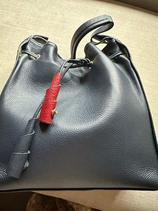 Bolso piel azul marino tipo saco.