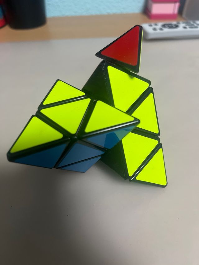 Pirámide Cubo Rubik
