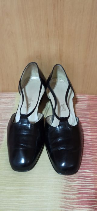 Zapatos de salón negros de piel y suela de cuero