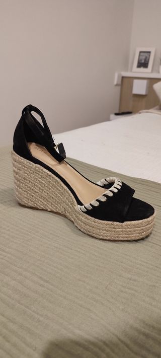 Sandalias cuña Marypaz negras detalle blanco T.37