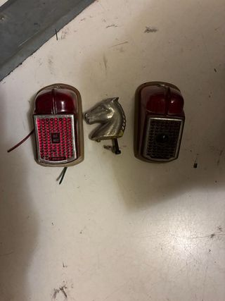 Pilotos Citroen 2CV y Emblema Caballo