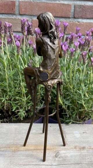 Figura Bronce ArtDeco Mujer Sentada