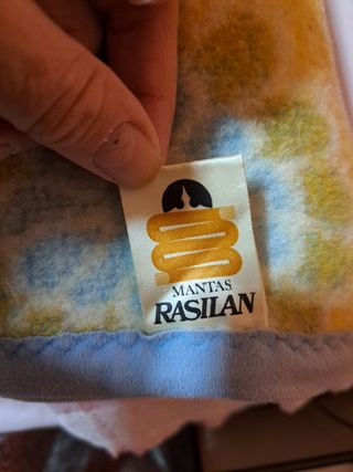 Manta  polar con estampado floral.