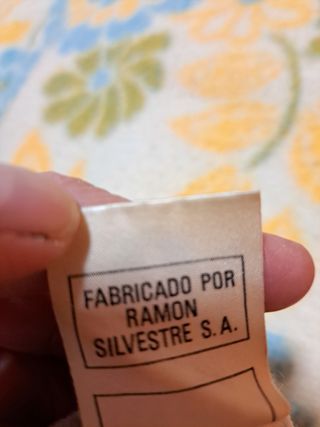 Manta  polar con estampado floral.