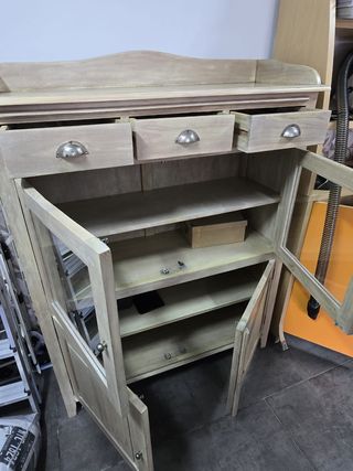 Mueble de madera con cajones y vitrina
