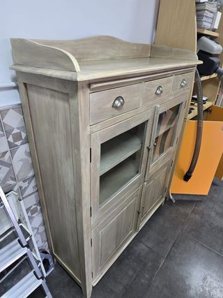 Mueble de madera con cajones y vitrina