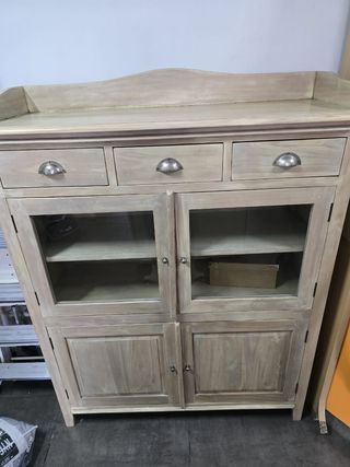 Mueble de madera con cajones y vitrina