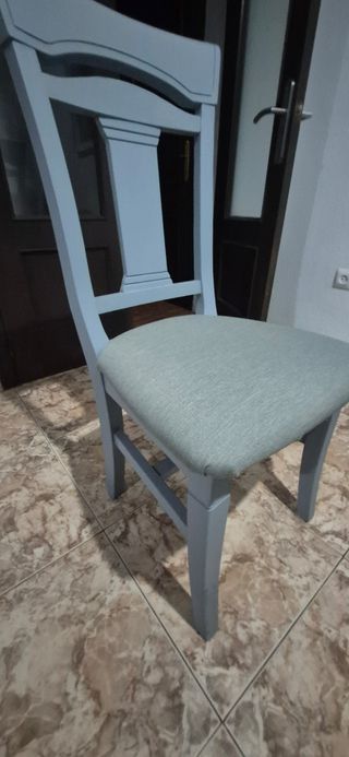 Mesa y Sillas de comedor de madera tapizadas
