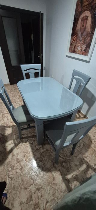 Mesa y Sillas de comedor de madera tapizadas