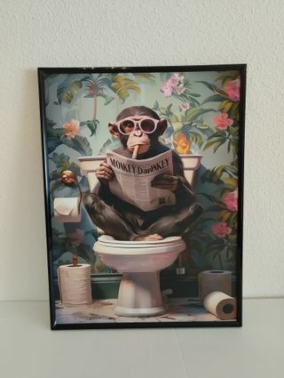 Gracioso lienzo de mono leyendo periódico