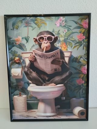 Gracioso lienzo de mono leyendo periódico