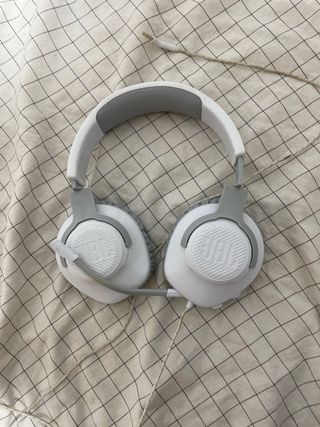 Cascos JBL grises y blancos