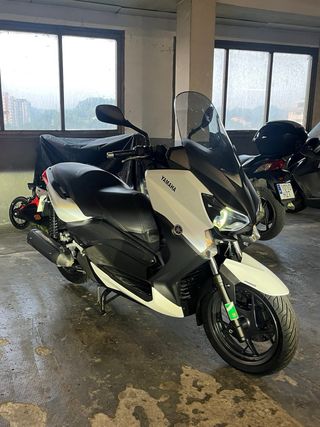 Yamaha XMAX 250