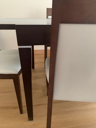 Mesa de comedor de madera y cristal
