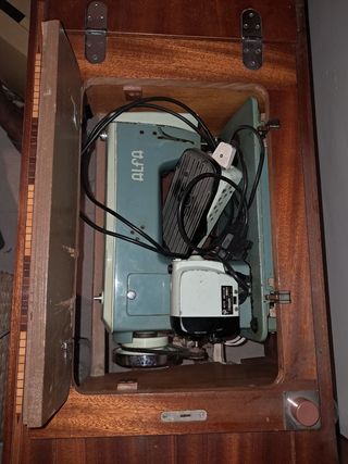 Máquina de coser Alfa  con mueble y motor de pedal