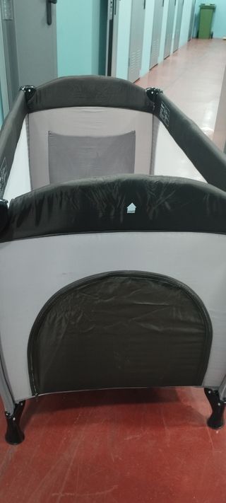 Cuna de viaje plegable y su colchón