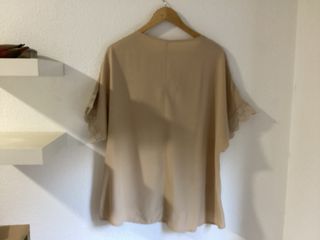 Blusa beige con detalles de encaje