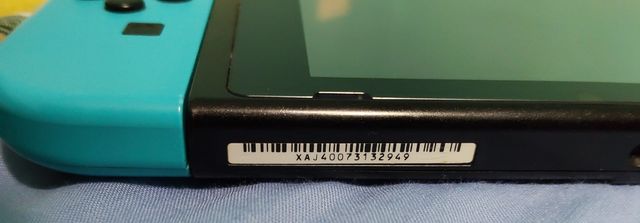 Consola Nintendo Switch en azul/rojo + Acc