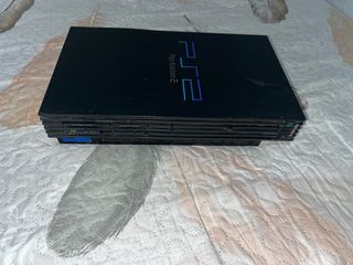 Consola PlayStation 2 Fat con un mando exclusivo