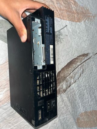 Consola PlayStation 2 Fat con un mando exclusivo